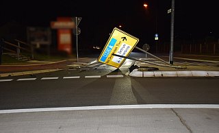 Das Schild ragte nach der Kollision abgeknickt auf die Fahrbahn. - Polizei