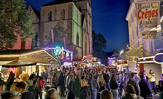 Je später der Abend desto munterer wurden die Volksfest-Besucher – hier im Schatten von Münster und Rathaus. - Frank-Michael Kiel-Steinkamp