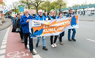 Nach dem Auftakt vor dem Kreishaus macht sich die Demonstration auf den Weg durch die Stadt. Die Teilnehmer fordern ein Ende des Flächenverbrauchs und mehr Naturschutz. - Ralf Bittner