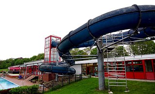Seit mehreren Monaten ist das Aqua Fun in Kirchlengern dicht. Ob das alte Bad nochmal öffnet, müssen die Kommunalpolitiker entscheiden. - Niklas Krämer