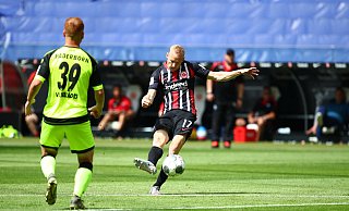 Sebastian Rode (Frankfurt) erzielt mit diesem Schuss das 1:0, Paderborns Sebastian Vasiliadis ist machtlos. - picture alliance / Eibner-Pressefoto / Rene Weiss