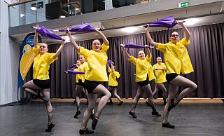 Tänzerinnen der Ballettschule Witte zeigen im Elsbach-Haus Shownummern zur Musik von „Singin’ in the Rain“ aber auch Ballett. - Ralf Bittner