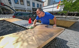 Yavuz Melek von der Firma Eikin Professional Surface Protection Systems reinigt zunächst die oberen Messingflächen, um sie dann zu versiegeln. - Andreas Zobe