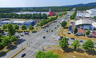 Die Stadtbahnlinie 1 würde die Eikelmann-Kreuzung auf der Nordseite queren, direkt vor dem Autohaus von Schröder-Teams (rechts). - Sarah Jonek