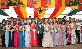 Prachtvoll: Königspaar André I. und Kirsten I. Nordmann präsentieren ihr Throngefolge. - Birgit Vredenburg