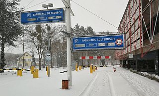 Einsame Spuren im Schnee: Die Einfahrt zum Parkhaus am Sültebusch in Bad Oeynhausen. - Ulf Hanke