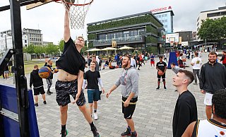 Sport für alle – und überall: Die Politik setzt sich im Wahlkampf auch für freien Sport wie hier auf dem Kesselbrink ein. Foto: Sarah Jonek - Sarah Jonek
