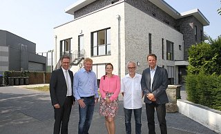 Neubau: (v. l.) Bürgermeister Ulrich Berger, Investor Jörg Schlune, Pia Engemann (Villa Lebenswerk), Architekt Walter Schonland und der kaufmännische Leiter Engelbert Trisch. - Johannes Büttner