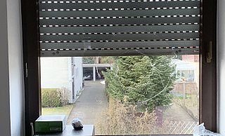 Ein geistig verwirrter Mann hat einen großen Stein durchs Fenster im Obergeschoss geworfen. Wenig später bedroht er die schwangere Bewohnerin mit dem Tode. - privat