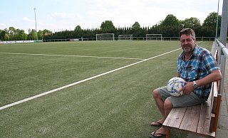 Sein neue sportliche Heimat: Jürgen Fleer auf der Trainerbank des SC Enger. - Dirk Kröger