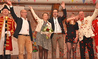 Das neue Prinzenpaar Jürgen Streitbürger und Stephanie Rohde (Mitte), begleitet von Hofmarschall Michael Peine (von links), Prinzenführer Olaf Schröbler sowie den Proklamatoren Alina Streitbürger und Josef Galler. - Helga Krooß