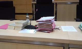 Der Aktenberg nimmt im Verfahren um die mutmaßliche Gruppenvergewaltigung immer weiter zu. - Nicole Hille-Priebe