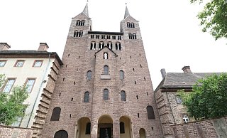 Als Motiv mit Wiedererkennungswert ist die Silhouette der Doppelturmfassade des karolingischen Sakralbaus auf dem Logo des Fördervereins zu sehen. - Troels Rasmussen