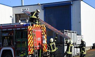 Rund 40 Feuerwehrleute rückten zum Zimmermann-Gelände an der Gottlieb-Daimler-Straße aus. Foto: Andreas Eickhoff - Andreas Eickhoff