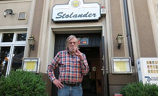 Hinschmeißen wollte Karl Richter (70) sein Stolander, als das Rauchergesetz kam. Hat er aber nicht. - Kurt Ehmke