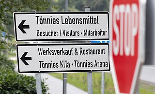 Beim Schlachtereibetrieb Tönnies in Rheda-Wiedenbrück sind seit Anfang der Woche Hunderte Mitarbeiter positiv auf das Coronavirus getestet worden. - picture alliance/dpa