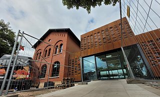 Am Bünder Bahnhof wird auch nach der Eröffnung des Gebäudes weiter gearbeitet. - Florian Weyand