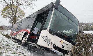 Der Bus geriet in den Straßengraben. - Burkhard Battran
