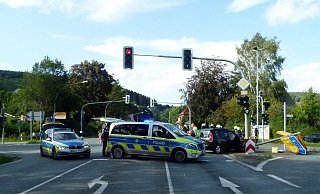 Der 27-jährige Skoda-Fahrer wurde zur Behandlung ins Lübbecker Krankenhaus gebracht. - Polizei Minden-Lübbecke