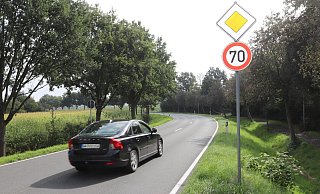 Die Autofahrer müssen ihre Geschwindigkeit auf der Häger Straße drosseln. Kurz nachdem der Radweg (hier auf der rechten Seite) auffhört und die Radfahrer auf die Straße geführt werden, ist ab sofort Tempo 50. - Dirk Windmöller