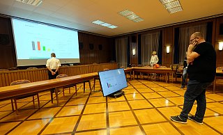 Wahlabend in Zeiten der Pandemie: So leer war es im Rathaus selten, wenn die Bad Oeynhausener wählen.