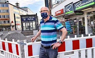 Nach Vandalismus an der Front seines Geschäfts hat Jürgen Beckmann vom Traditionsgeschäft Riemeier sein Logo in edlem Grau neu aufgelegt. - Barbara Franke