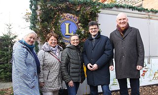 Heike Pötzke (v,l.), Irmtraud Christoph, Ingrit Schley, Thorsten Pohle und Frank Meyer wollen am Stand des Lions Clubs möglichst viel Glühwein und Punsch verkaufen. - Heidi Froreich