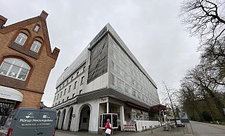 Eine schwarze Folie schützt seit dem Wochenende die bröckelnde Fassade des ehemaligen Hotels. Wann dort die Bauarbeiten beginnen können ist derzeit noch unklar. - Nicole Sielermann