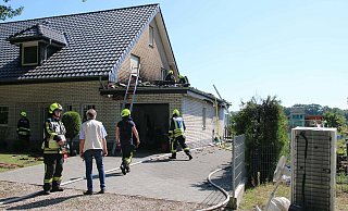 Als Brandursache kommt in einer Mülltonne entsorgte, noch nicht endgültig ausgekühlte Grillkohle in Betracht. - Feuerwehr Hövelhof