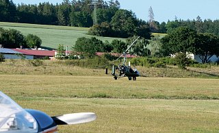 Auf der Graspiste: Der total beschädigte Tragschrauber, mit dem der 57-jährige Pilot unverletzt gelandet war. - Ralph Meyer