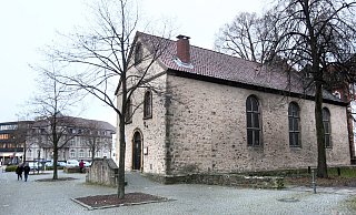 Große Veränderungen: Rund um die Kapelle soll über den Ausgrabungen das „Archäologische Fenster" entstehen. - Frank-Michael Kiel-Steinkamp