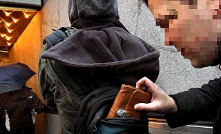 Das gestellte Foto zeigt, wie die Täter arbeiten - oft haben sie es auf Frauen mit Rucksäcken abgesehen. - Sarah Jonek