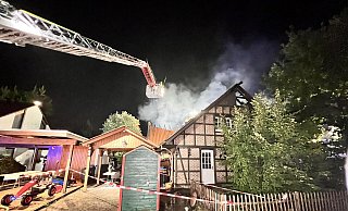 Ein Großbrand im Gütersloher Stadtteil Avenwedde hielt in der Nacht zu Sonntag die Feuerwehr in Atem. Ein Fachwerkhaus stand in Flammen. Verletzt wurde niemand - es entstand ein Sachschaden in Höhe von mehreren hundertausend Euro. - Thorsten Heß
