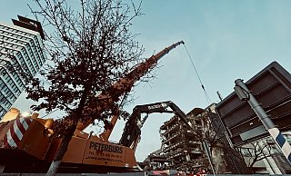 Der Riesenbagger zerlegt mit seinem Greifer das Parkhaus am Kesselbrink. - Stefan Becker