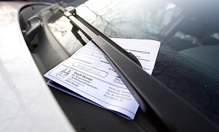 Wer die vorgegebene Parkzeit - wie etwa auf dem Parkplatz an der Pauluskirche in Bünde - überschreitet, der bekommt ein Knöllchen. - Gerald Dunkel