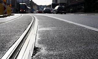 Der Asphalt zwischen den Gleisen wird saniert.  - Jens Reichenbach