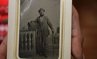 In einem Fotoatelier an der Piazza Pia in Rom entsteht 1897 diese Aufnahme des wandernden Warburgers Dionys Hartmann. - Dieter Scholz
