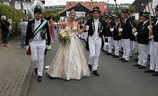 Das Königspaar Steffen Löper und Nora Rosensträter mit Adjutant Janik Stork (l.). - Johannes Büttner