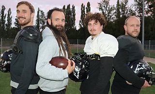 Vier Wolves-Urgesteine, die mit dem Aufstieg in die 2. Liga ihre bisherige Karriere krönen wollen: Christopher Bannert (von links), Jan-Christian Schmale, Luca Wöbking und Johnny Muster. MT-Foto: - Thomas Kühlmann