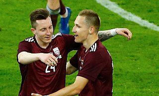 Der Italiener Paolo Nicolato wird zukünftig unter anderem Aleksejs Saveljevs (l) und Raimonds Krollis trainieren. - Thilo Schmürgen/Reuters Pool/dpa