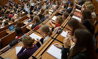 Studenten und Studentinnen verfolgen eine Vorlesung. - Swen Pförtner/dpa