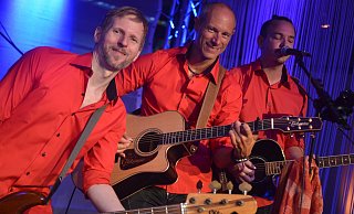 Homogene Gitarrencombo: Die Mitglieder der hessischen Gruppe "Whitsuntide" stehen auf die Farbe Rot. - Dietmar Gröbing