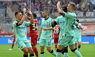 Felix Platte (r.), der hier mit Julian Justvan seinen Treffer beim Gastspiel in Düsseldorf bejubelt, ist wieder einsatzbereit und hofft auf einen Startelfplatz gegen Hannover. Selbiges gilt für seine Offensivkollegen Robert Leipertz (hinten) und Sirlord Conteh (verdeckt). - IMAGO/Ulrich Hufnagel