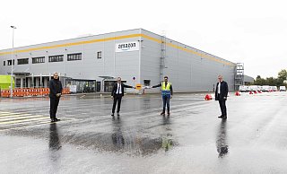 Schlüsselübergabe: Rick Mädel (v.l.), Thomas Hagedorn (beide Firma Hagedorn), David Jayaratne, Amazon-Standortleiter in Bielefeld, sowie Projektentwickler Bernd Jungholt feiern den Moment. - Hagedorn