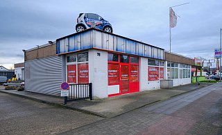 Noch parkt das Werbe-Auto einer Autolackiererei auf dem neuen Ladengeschäft mit Industriecharme in Nähe des Bauhaus-Baumarkts. Die Eckendorfer Straße ist Bielefelds Fast-Food-Meile. - Andreas Zobe