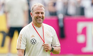 Sitzt gegen die Ukraine zum 22. Mal als Bundestrainer auf der Bank: Hansi Flick. - Uwe Anspach/dpa