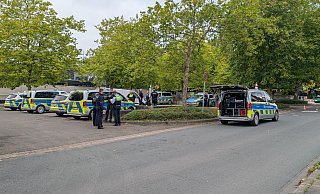 Mehrere Polizeiwagen sammeln sich am Porta-Bad in Hausberge. - Janina Schrader