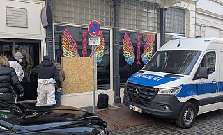 Kriminaltechniker sichern Beweise am mutmaßlichen Brandanschlagsort einer Shisha-Bar in der Simeonstraße in Minden. MT-Foto: - Janina Schrader
