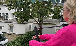 Petra Schugt blickt von ihrem Balkon auf den weißen Bungalow, der als Gästehaus vermietet wird und ihr schlaflose Nächte bereitet. - Anja Peper
