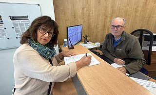 Eine Unterschrift für den Verbleib der Bahnagentur: Ulla Wiesmann ist der Meinung, dass Höxter dringend einen persönlichen Fahrkartenverkauf braucht. - Ralf T. Mischer